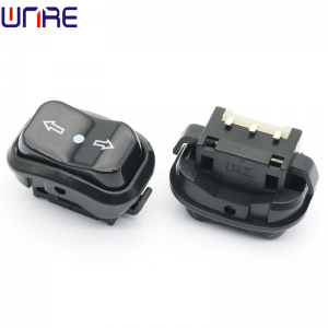 The motorcyclist turns the headlights left and right by pressing the button on the boat-shaped switch