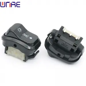 The motorcyclist turns the headlights left and right by pressing the button on the boat-shaped switch