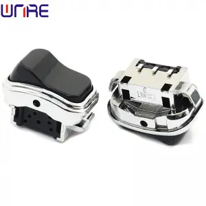 The motorcyclist turns the headlights left and right by pressing the button on the boat-shaped switch